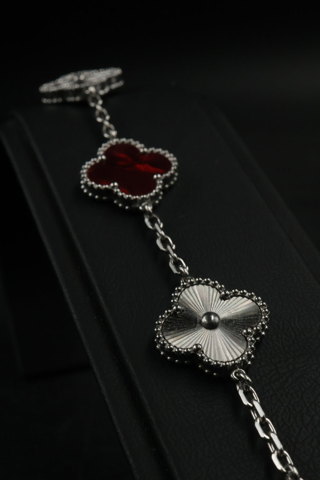 Pulsera Trébol Rojo Mármol- Láser Plateado.