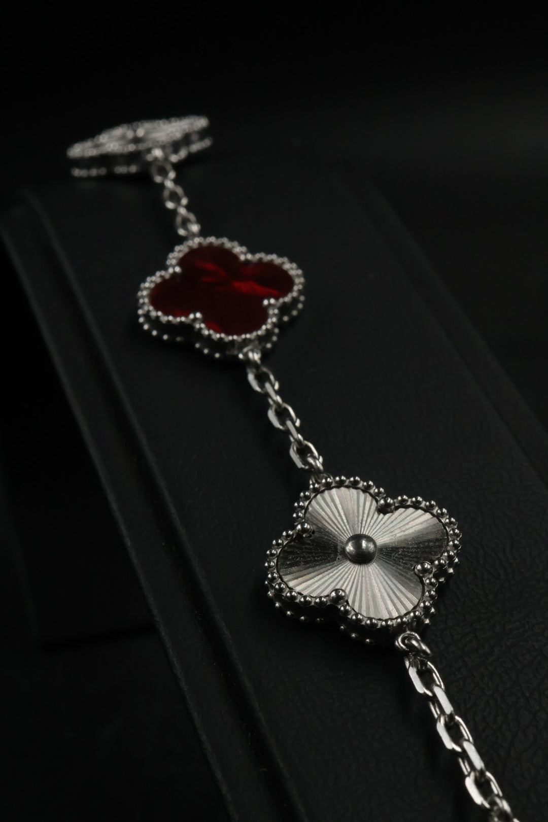 Pulsera Trébol Rojo Mármol- Láser Plateado.
