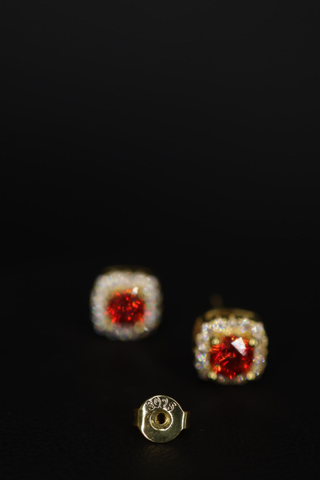 Aretes Box Plata .925 Baño de Oro - Moissanita Red 0.5 ct.