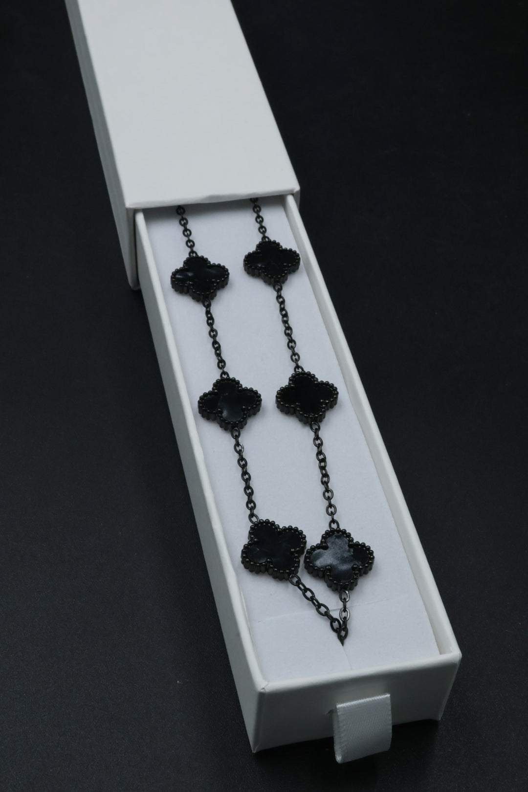 Collar Largo Trébol 13 mm Negro Marmolado. - Negro.
