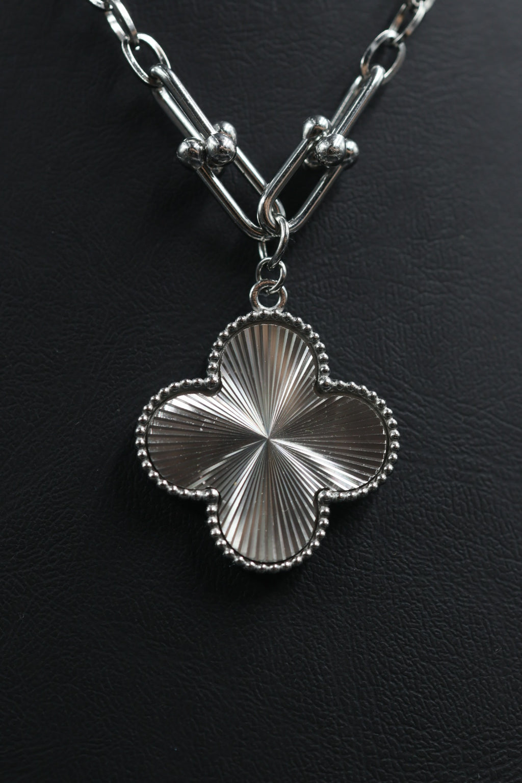 Collar Grande 1 trébol - Plateado / Láser.