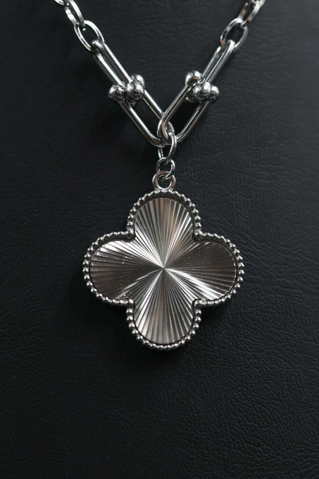 Collar Grande 1 trébol - Plateado / Láser.