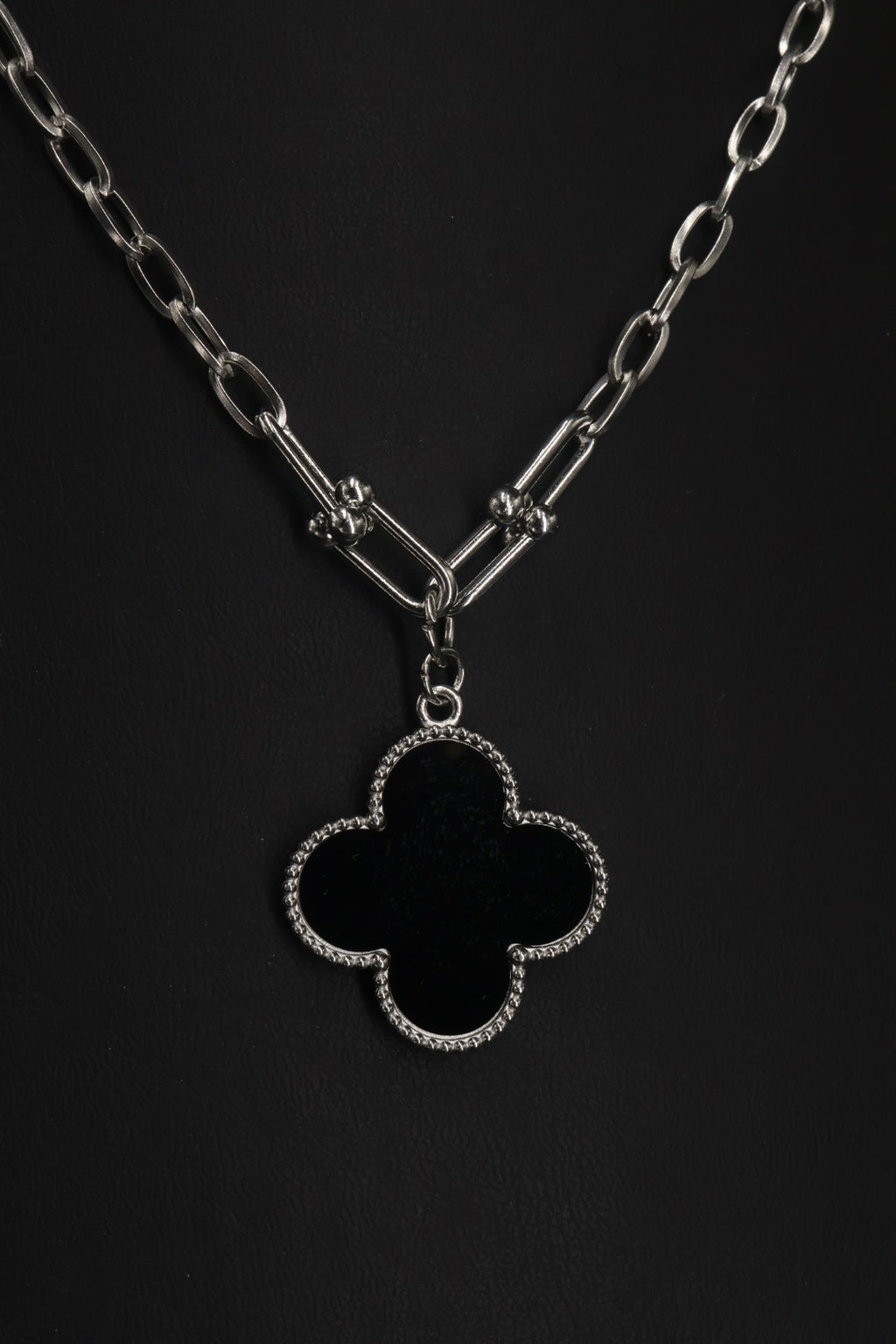 Collar Grande 1 trébol - Plateado / Negro.
