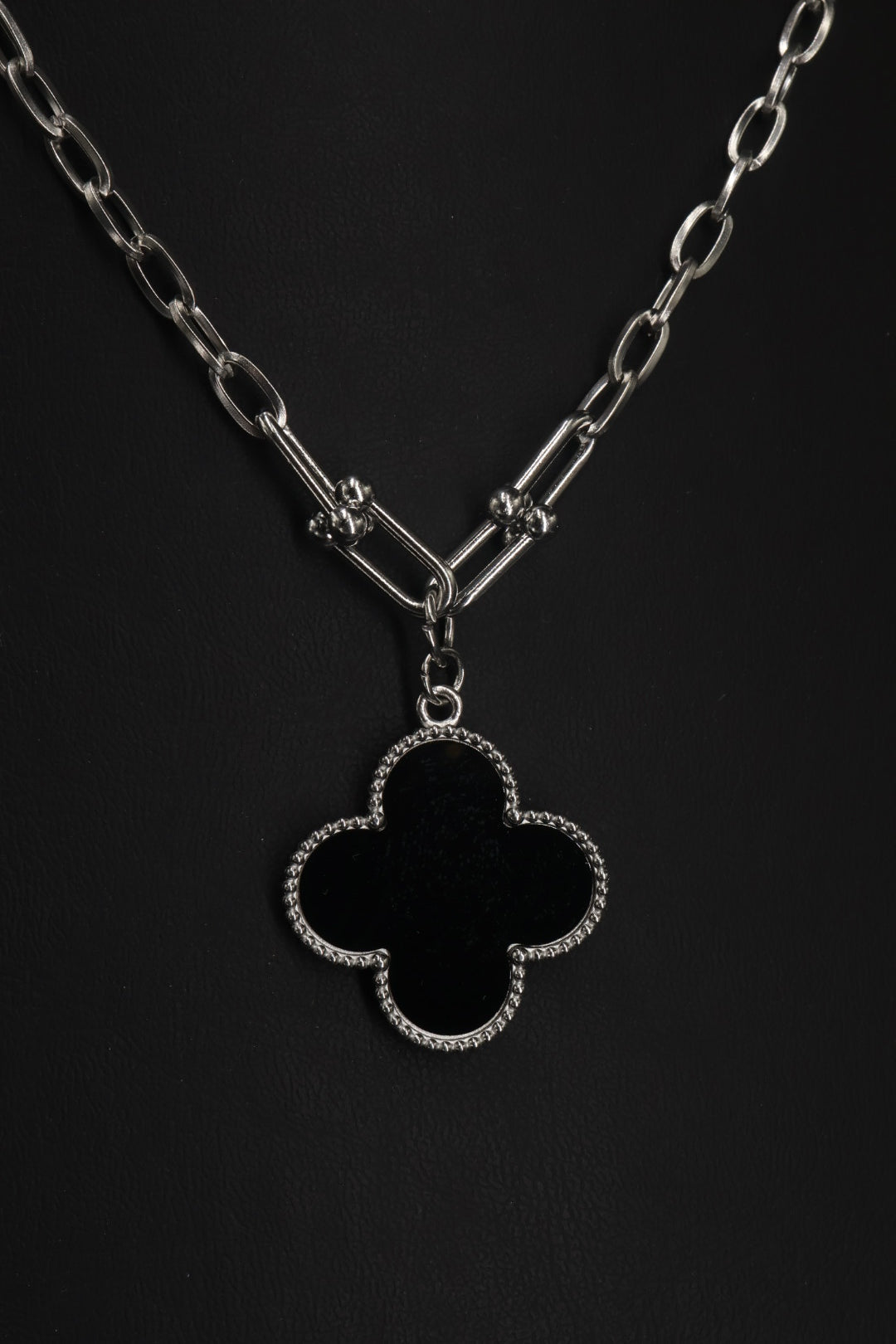 Collar Grande 1 trébol - Plateado / Negro.