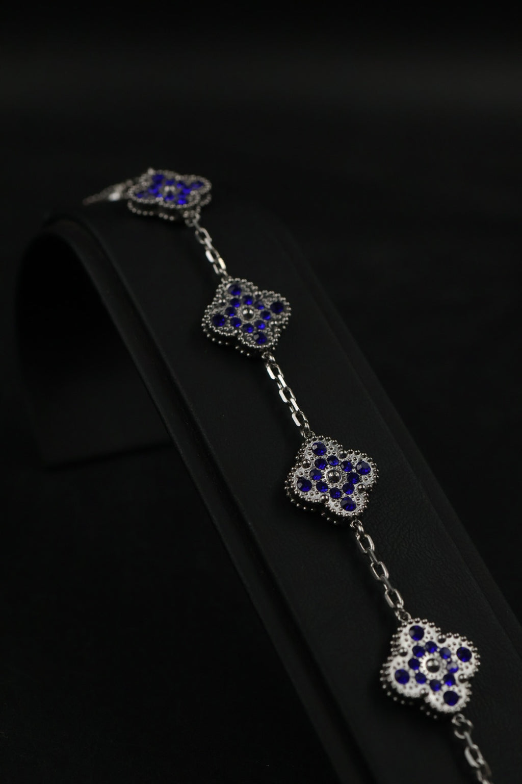 Pulsera Trébol Plateado - Zirconias Azules.