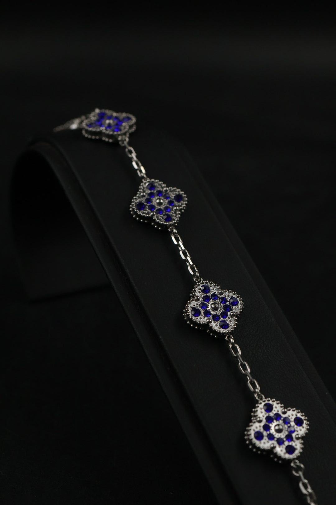 Pulsera Trébol Plateado - Zirconias Azules.