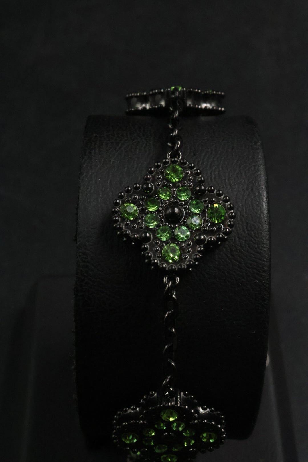 Pulsera Trébol Negro - Zirconias Verdes.