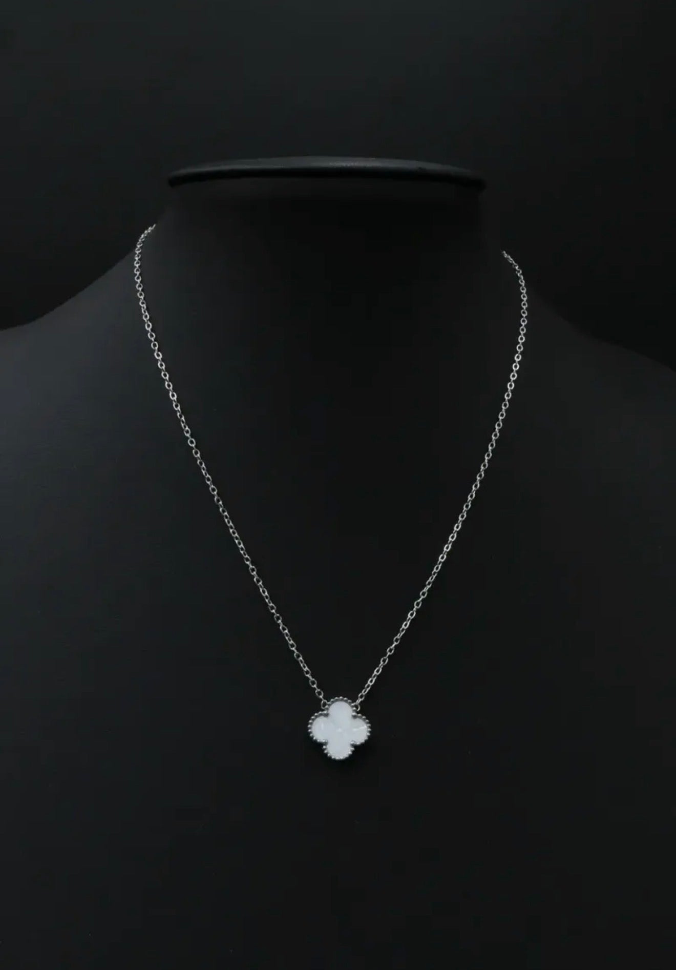 Collar 1 trébol - Plateado / Blanco.