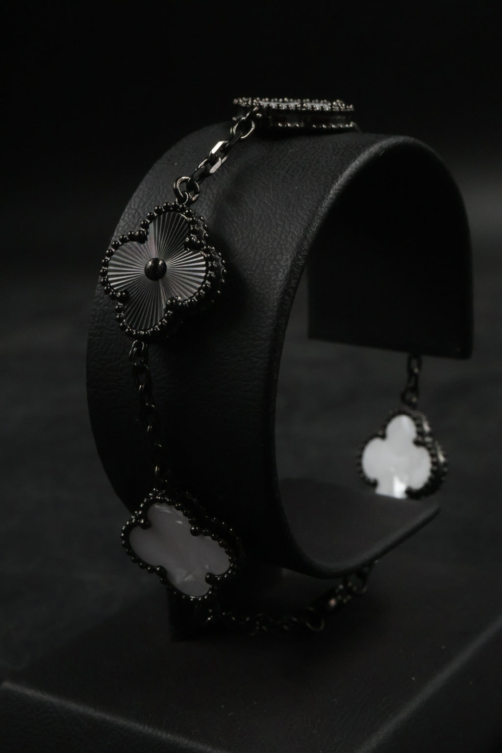 Pulsera Trébol Blanco Nácar - Láser Negro.