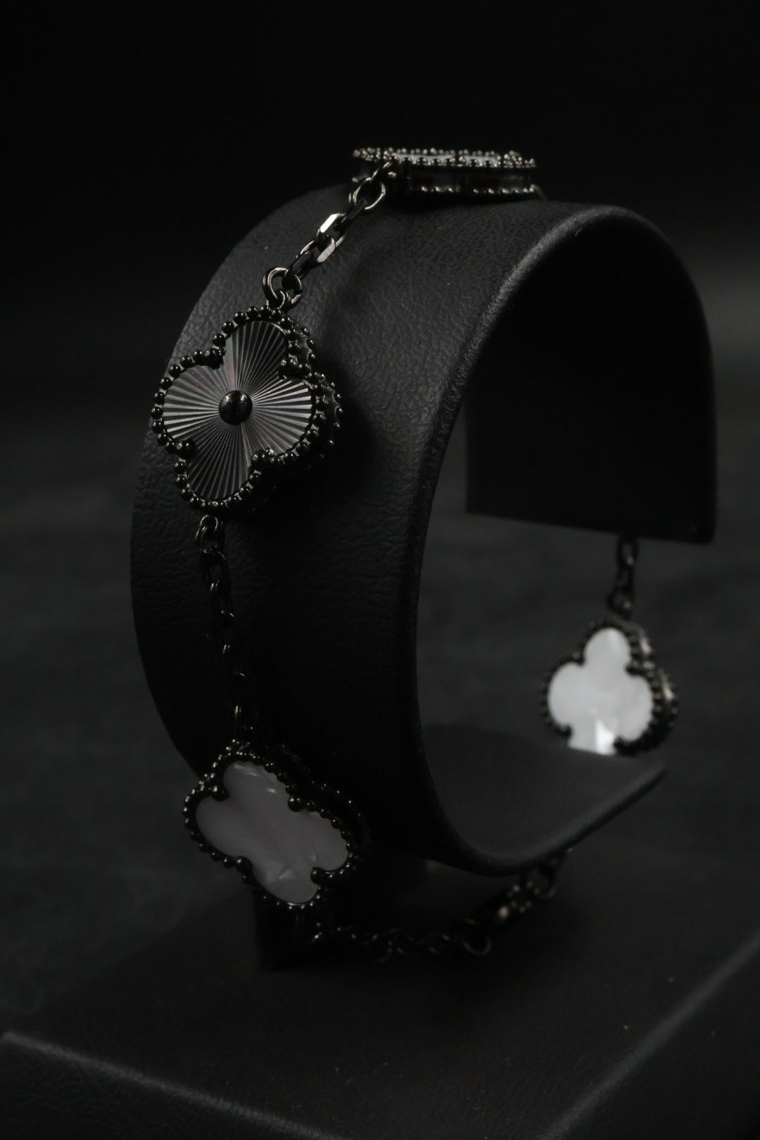 Pulsera Trébol Blanco Nácar - Láser Negro.
