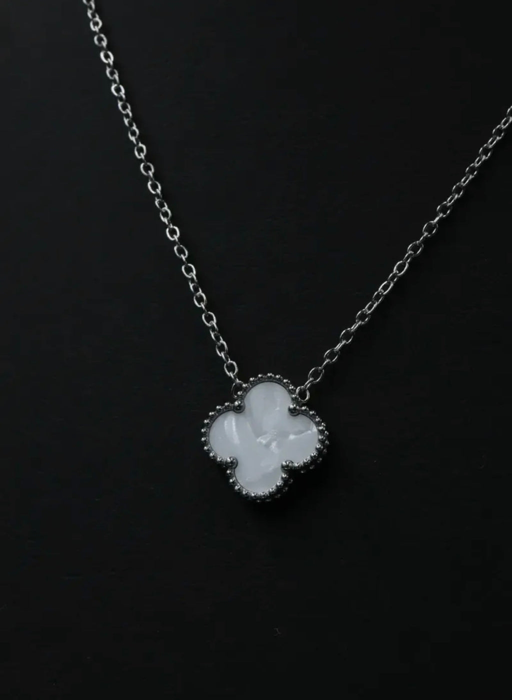 Collar 1 trébol - Plateado / Blanco.