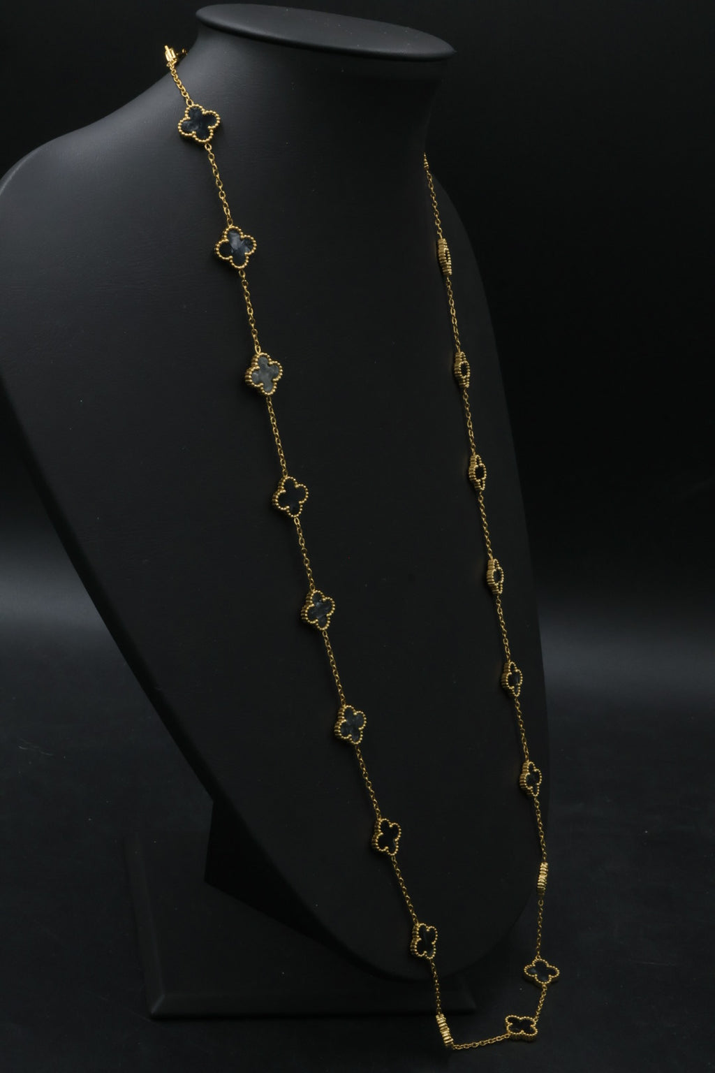 Collar Largo Trébol 13 mm Negro Marmolado. - Dorado.