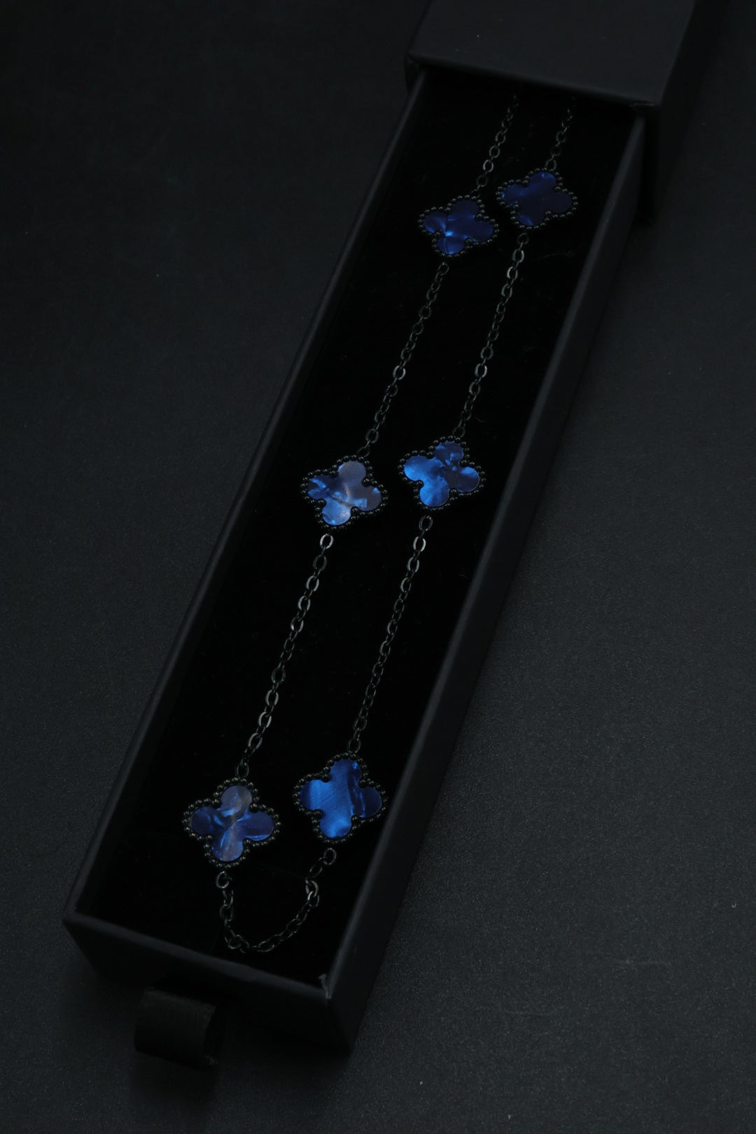 Collar Largo Trébol 13 mm Azul Marmolado. - Negro.