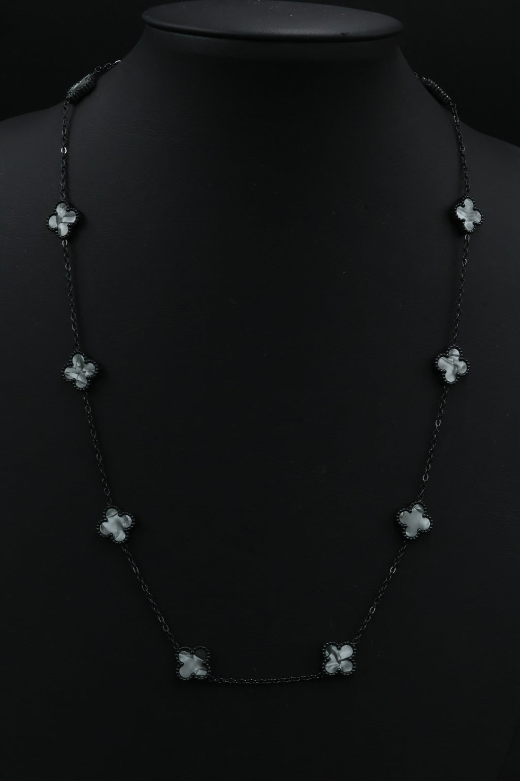 Collar Trébol 13 mm Gris Marmolado. - Negro.