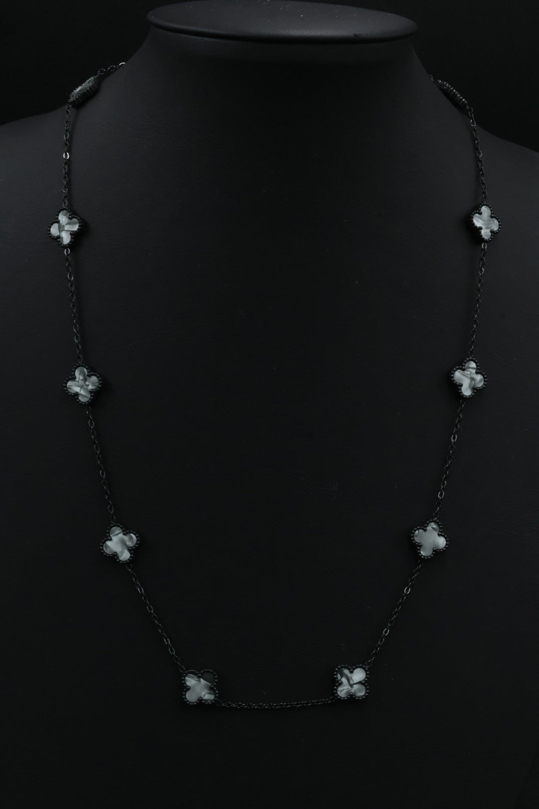 Collar Trébol 13 mm Gris Marmolado. - Negro.