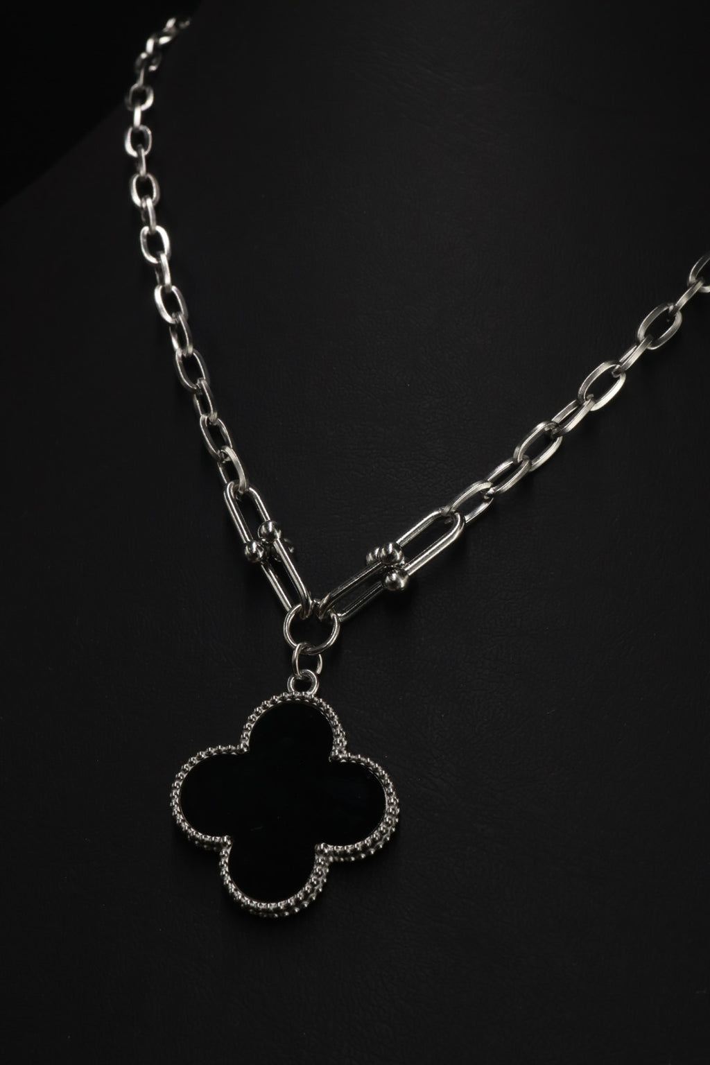 Collar Grande 1 trébol - Plateado / Negro.