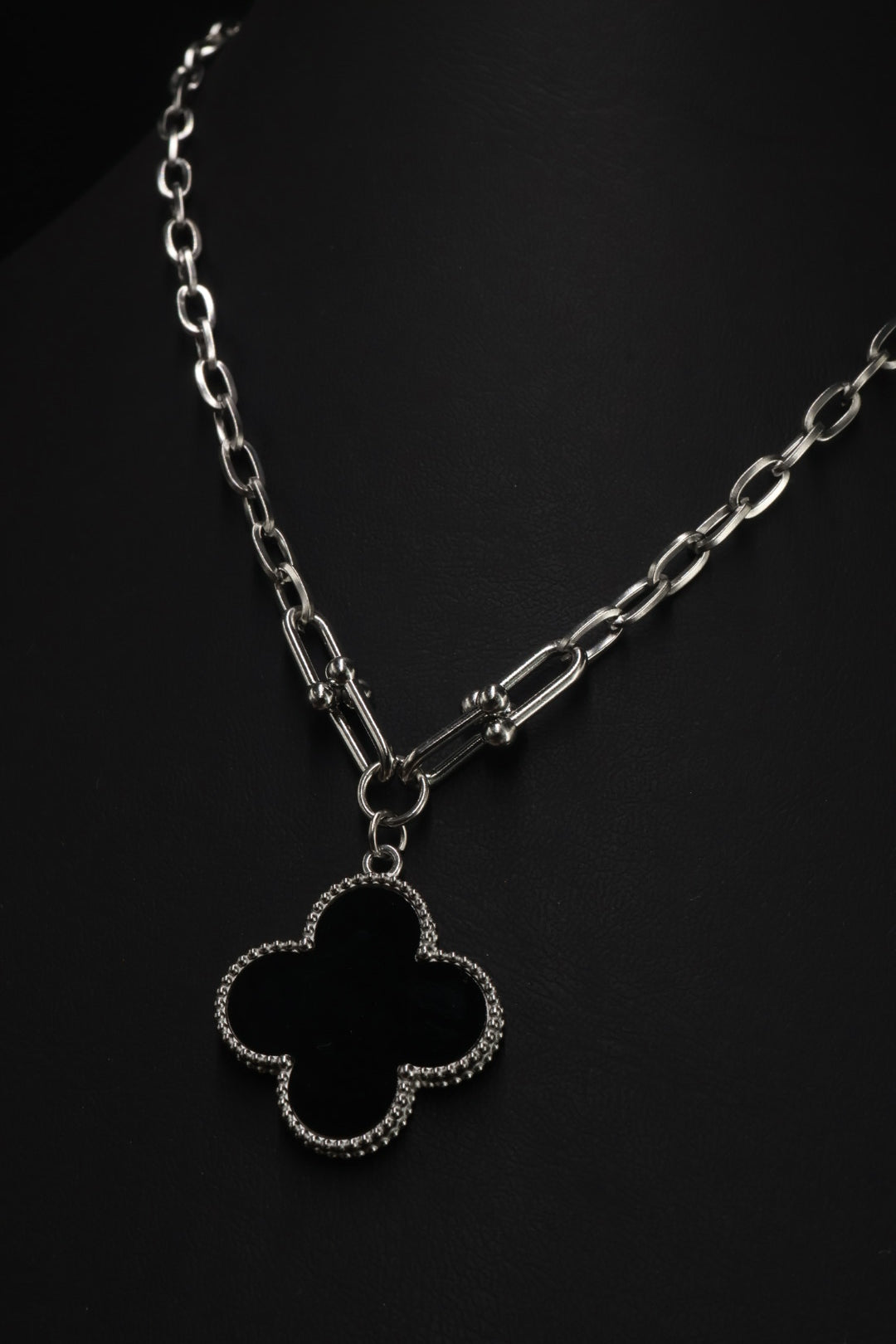 Collar Grande 1 trébol - Plateado / Negro.