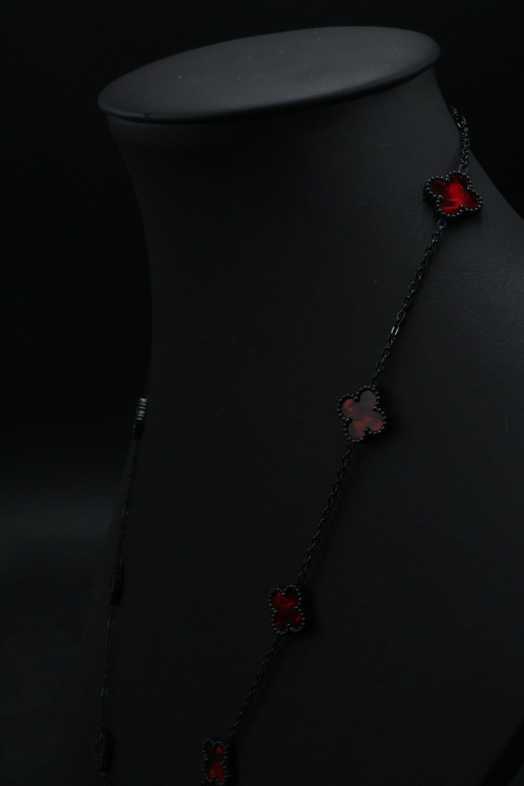 Collar Trébol 13 mm Rojo Marmolado. - Negro.