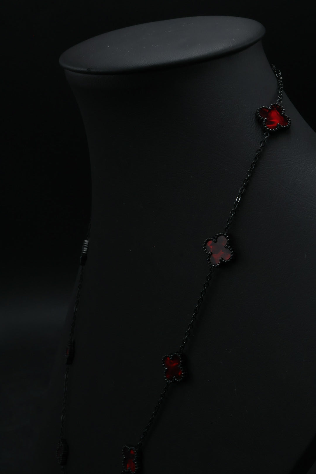 Collar Trébol 13 mm Rojo Marmolado. - Negro.