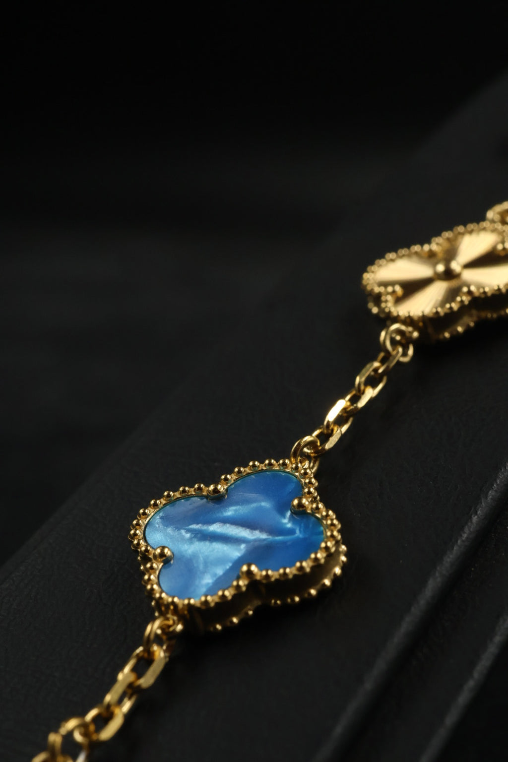 Pulsera Trébol Azul Rey Mármol- Láser Dorado.