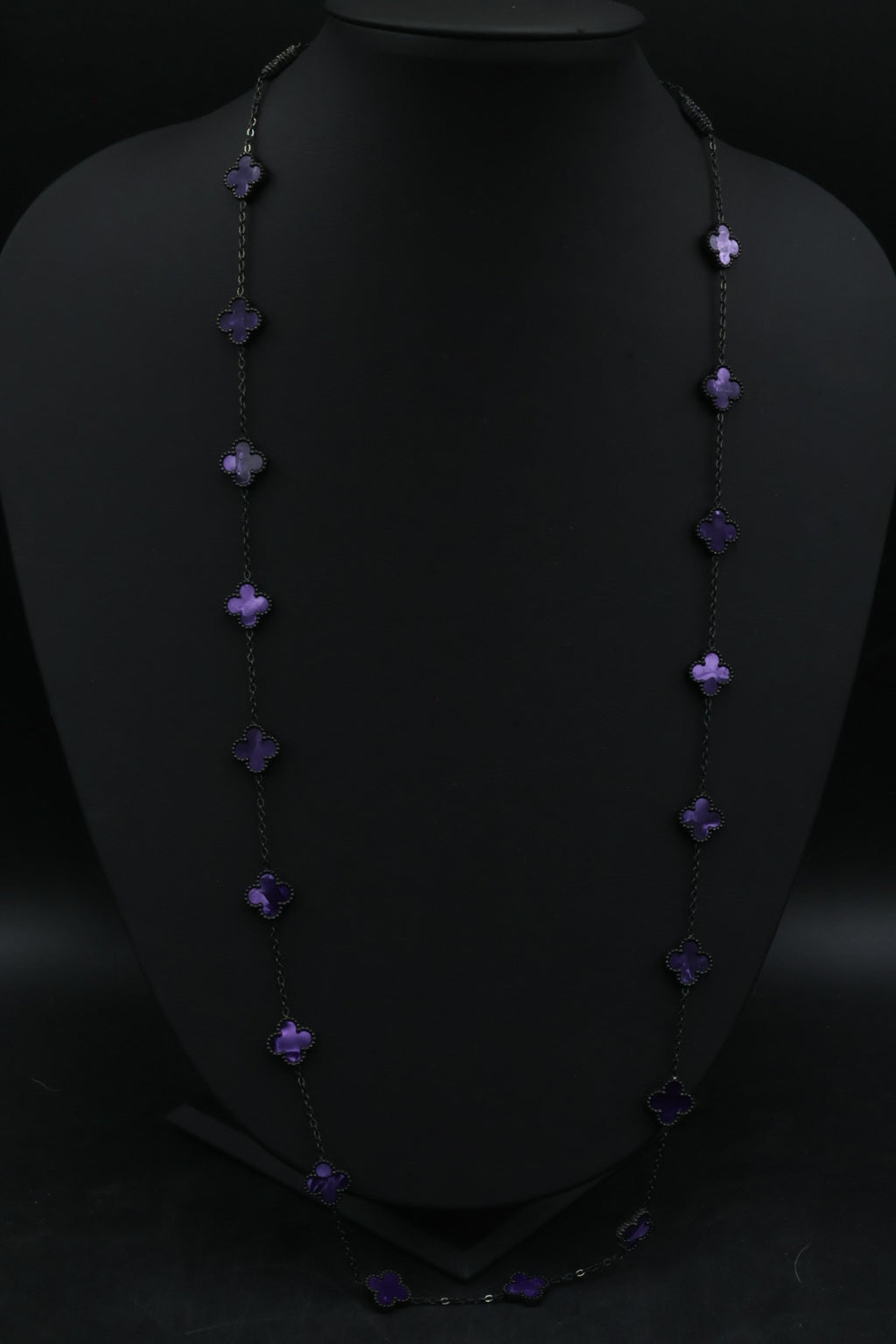 Collar Largo Trébol 13 mm Morado Marmolado. - Negro.