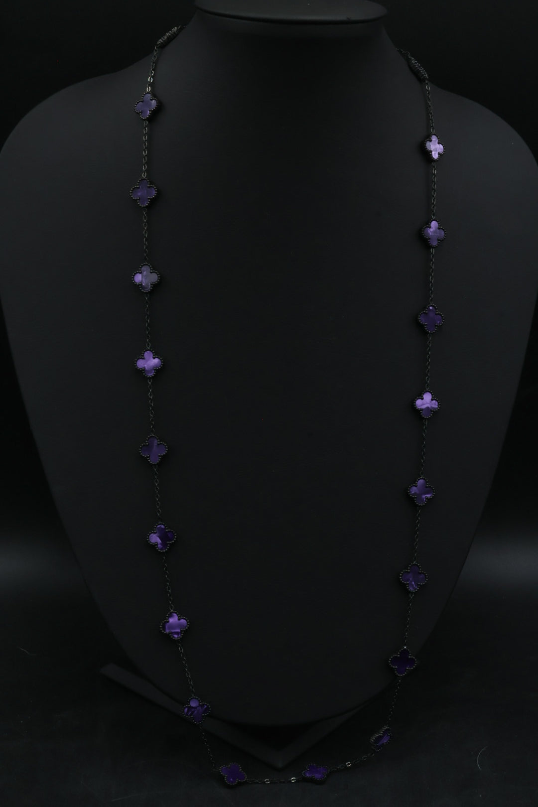 Collar Largo Trébol 13 mm Morado Marmolado. - Negro.