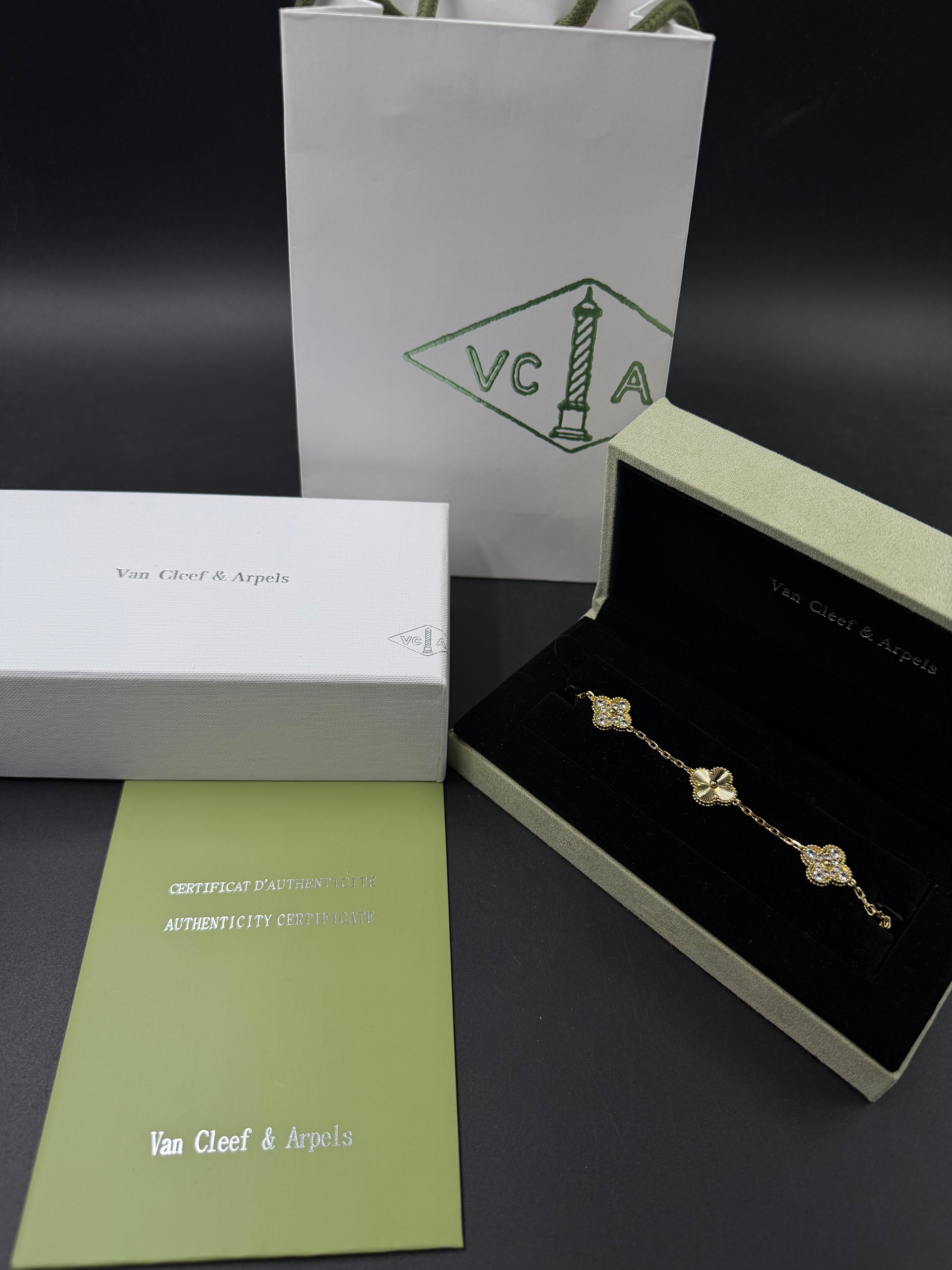 Pulsera VCA Alhambra 1:1 Gold Guilloché - Diamonds