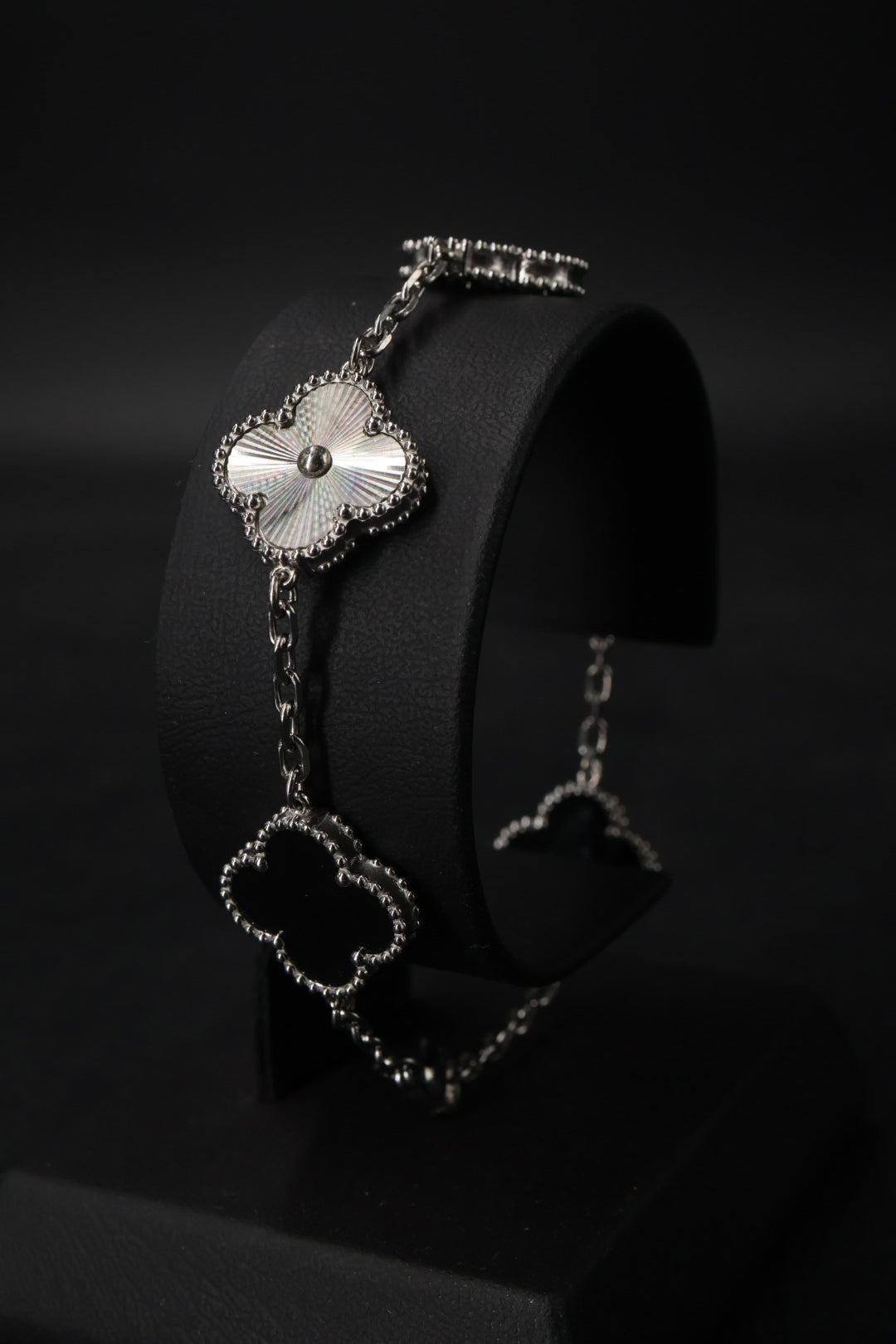 Pulsera Trébol Negro - Láser Plateado.