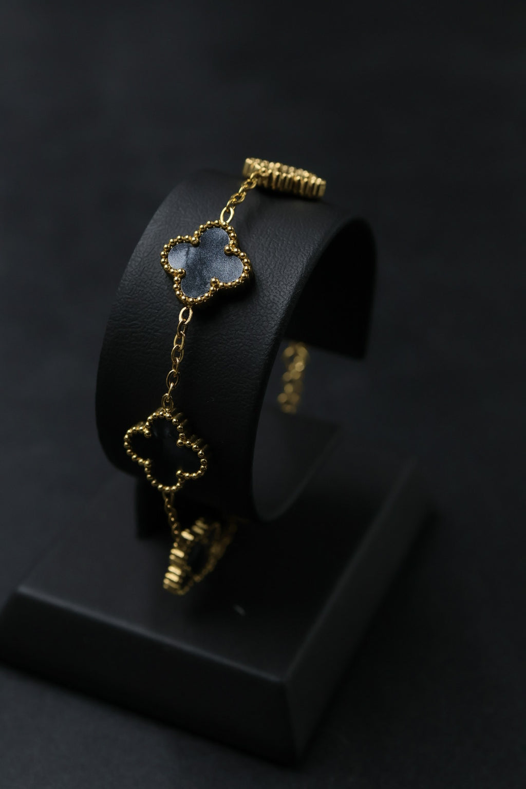 Pulsera Dorada Trébol 13 mm Mármol - Negro.
