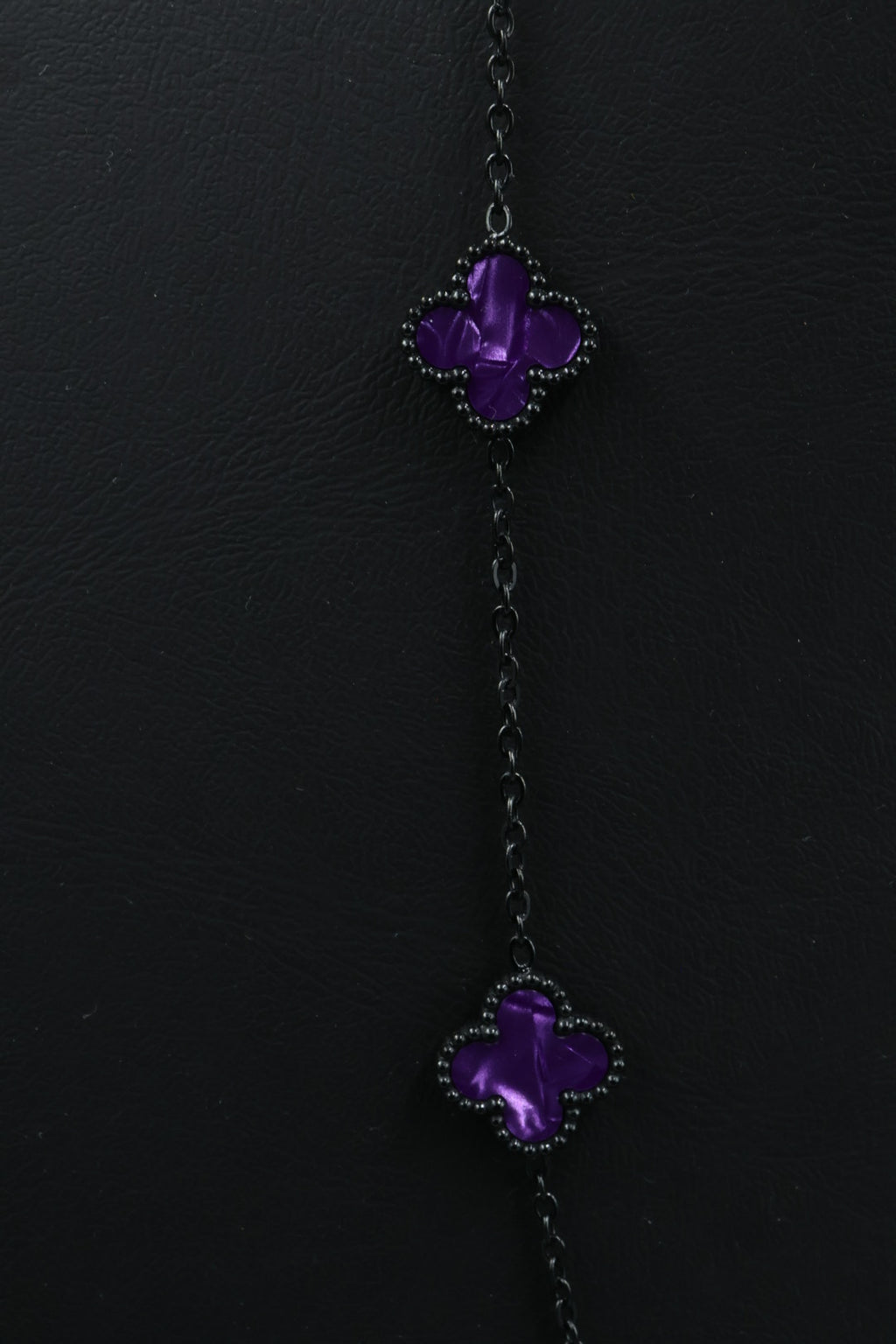 Collar Largo Trébol 13 mm Morado Marmolado. - Negro.