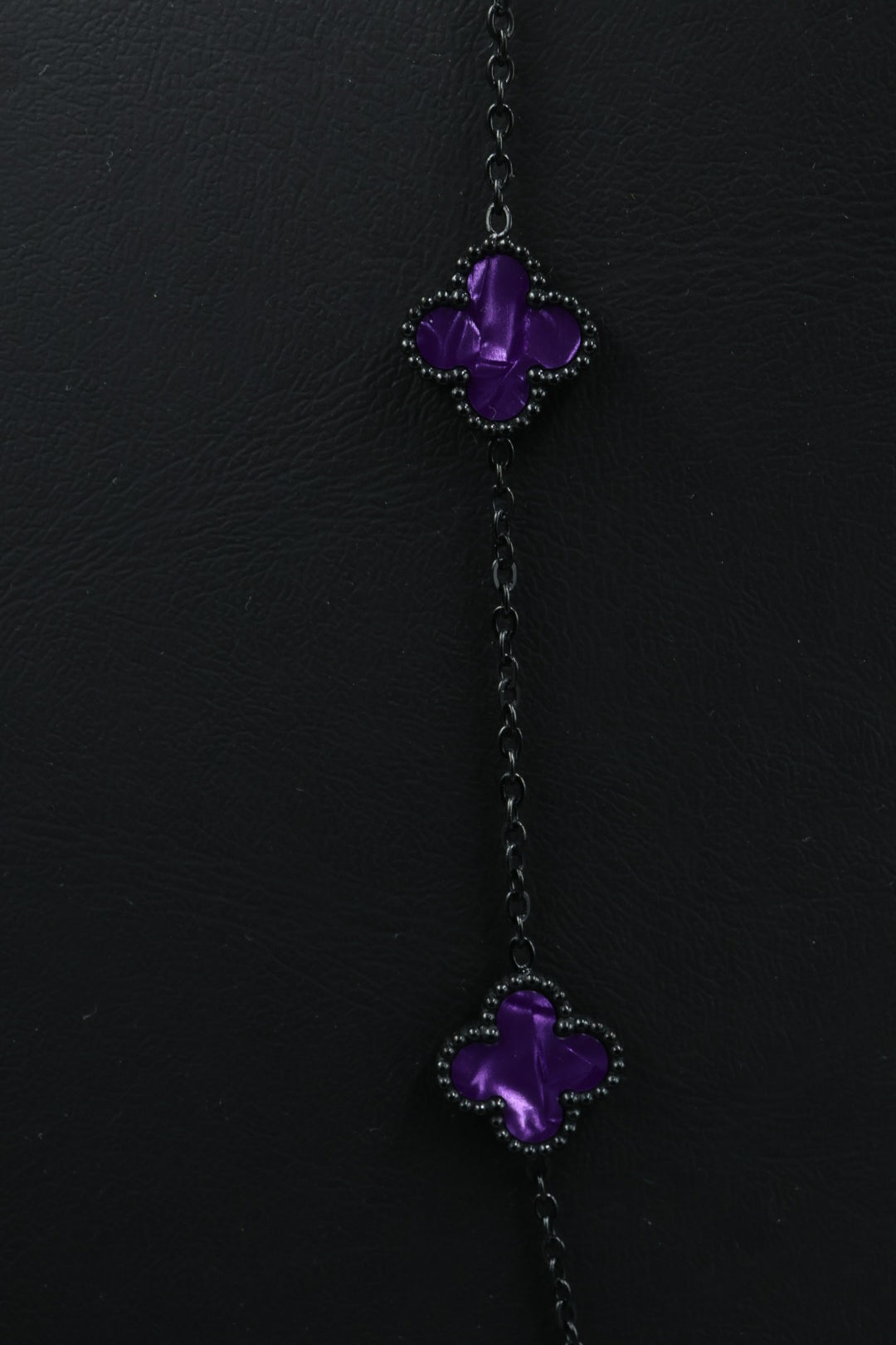 Collar Largo Trébol 13 mm Morado Marmolado. - Negro.