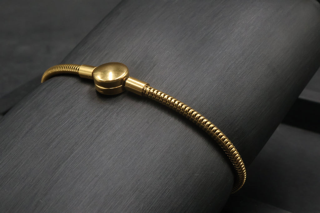 Pulsera dorada tipo Pandora 5.