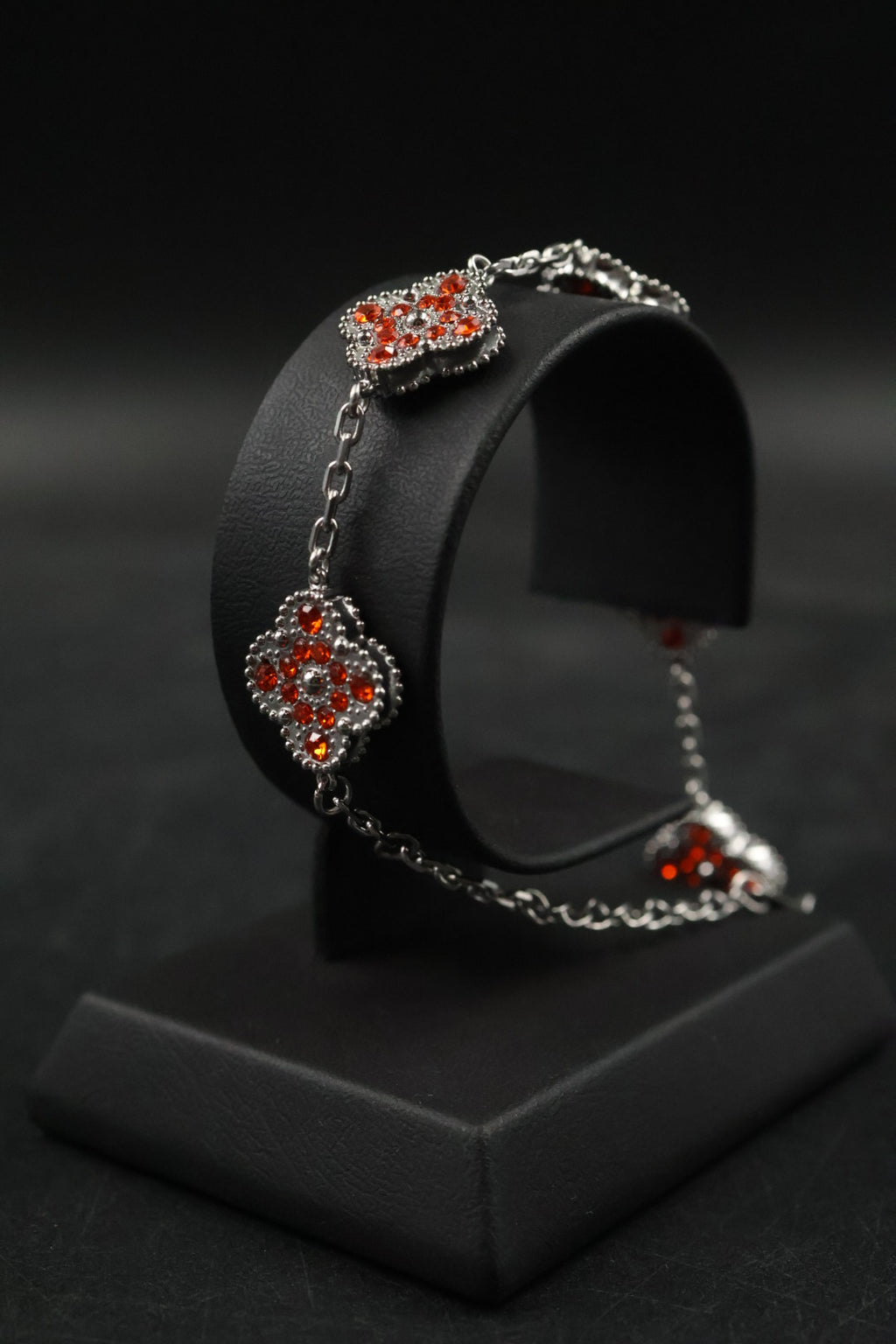 Pulsera Trébol Plateado - Zirconias Naranjas.