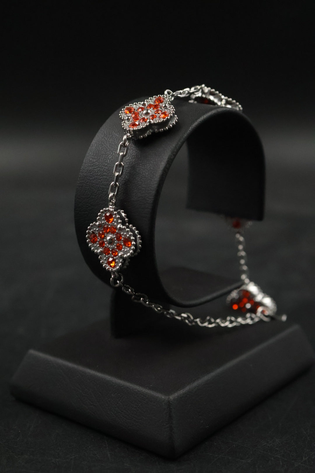 Pulsera Trébol Plateado - Zirconias Naranjas.