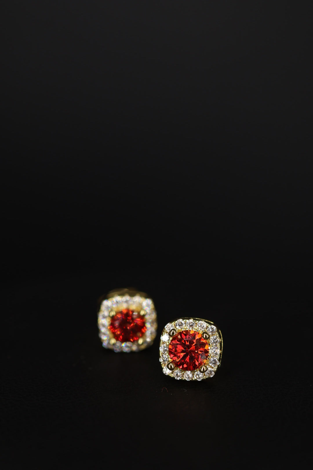 Aretes Box Plata .925 Baño de Oro - Moissanita Red 0.5 ct.