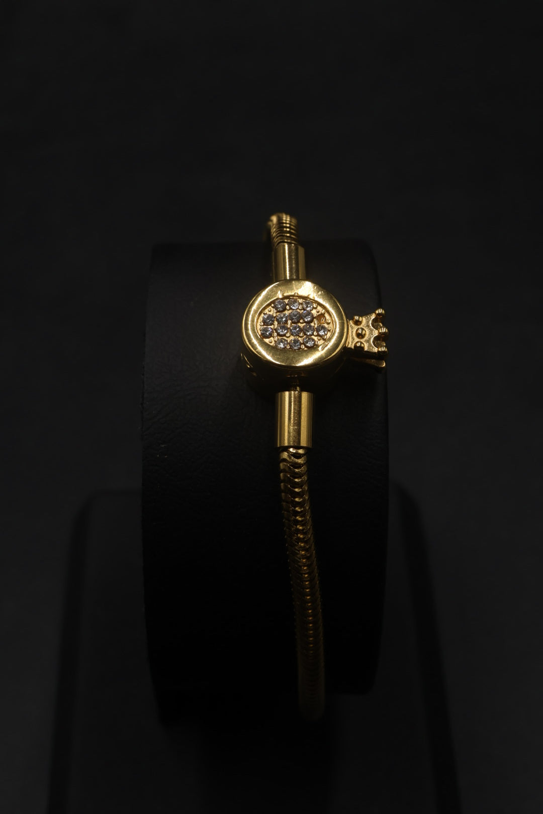 Pulsera dorada tipo Pandora 8.