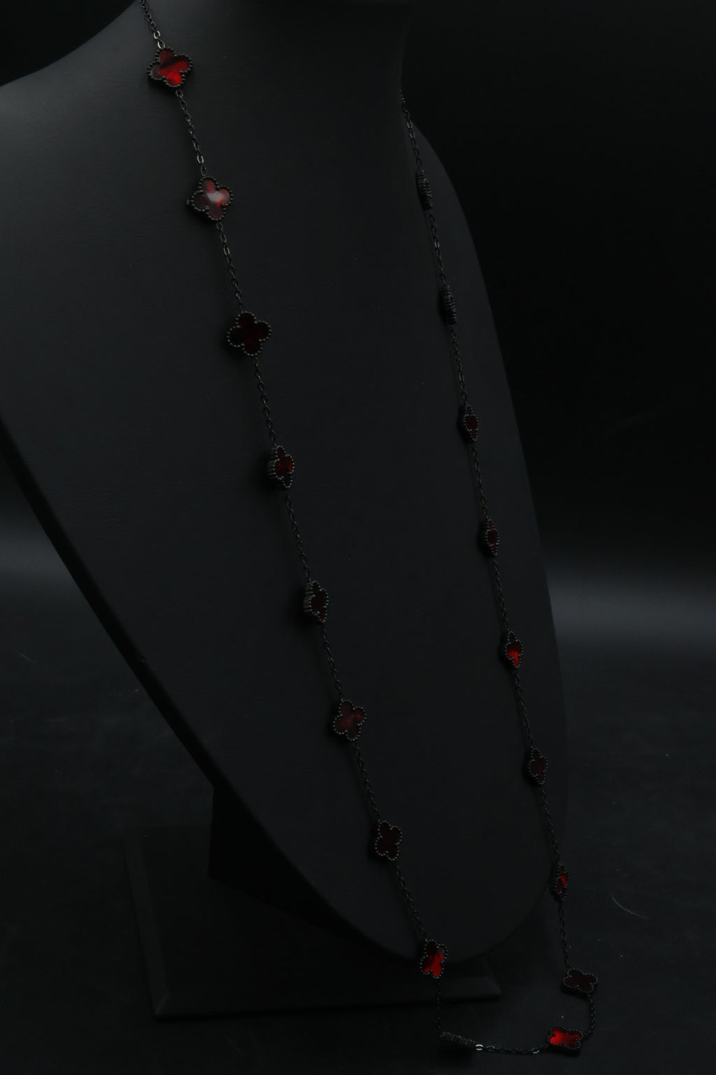 Collar Largo Trébol 13 mm Rojo Marmolado. - Negro.