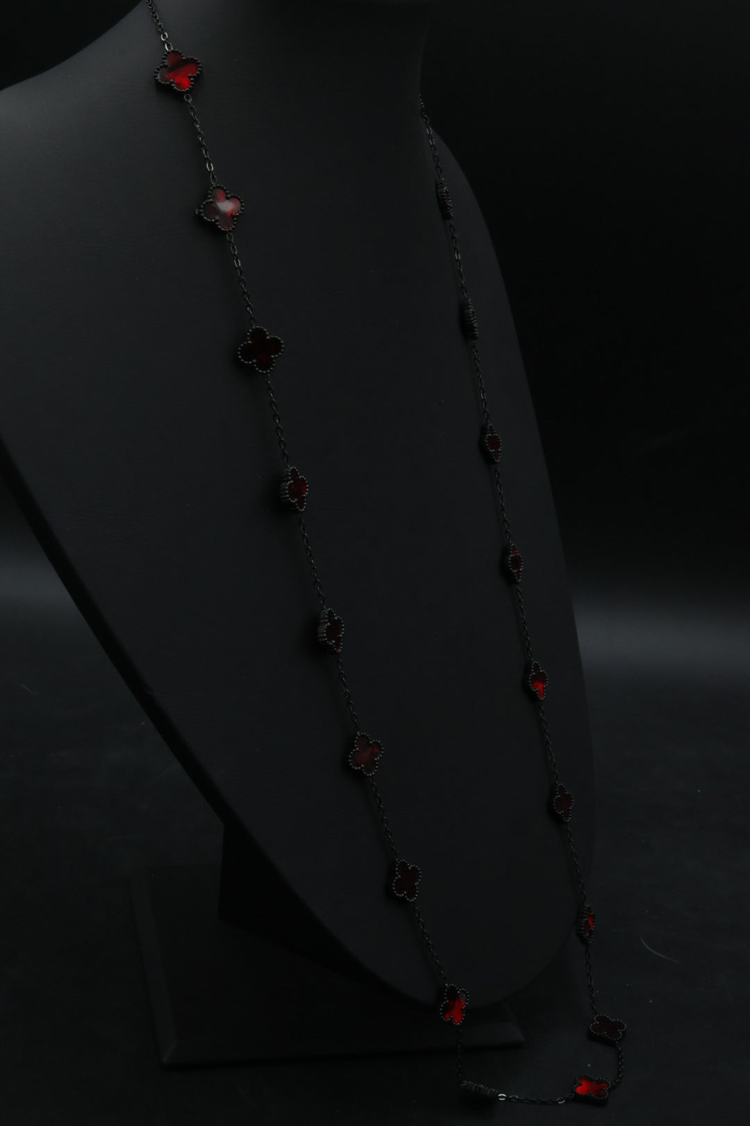 Collar Largo Trébol 13 mm Rojo Marmolado. - Negro.