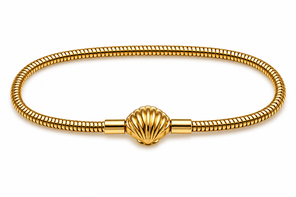 Pulsera dorada tipo Pandora 3.