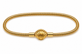 Pulsera dorada tipo Pandora 3.
