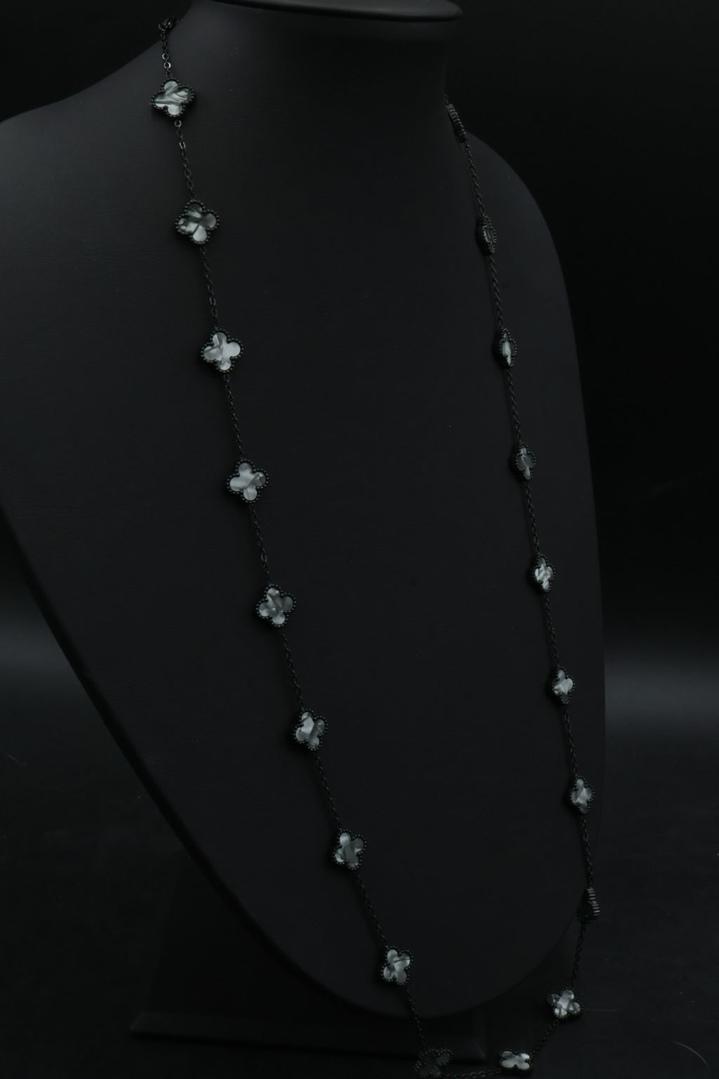 Collar Largo Trébol 13 mm Gris Marmolado. - Negro.
