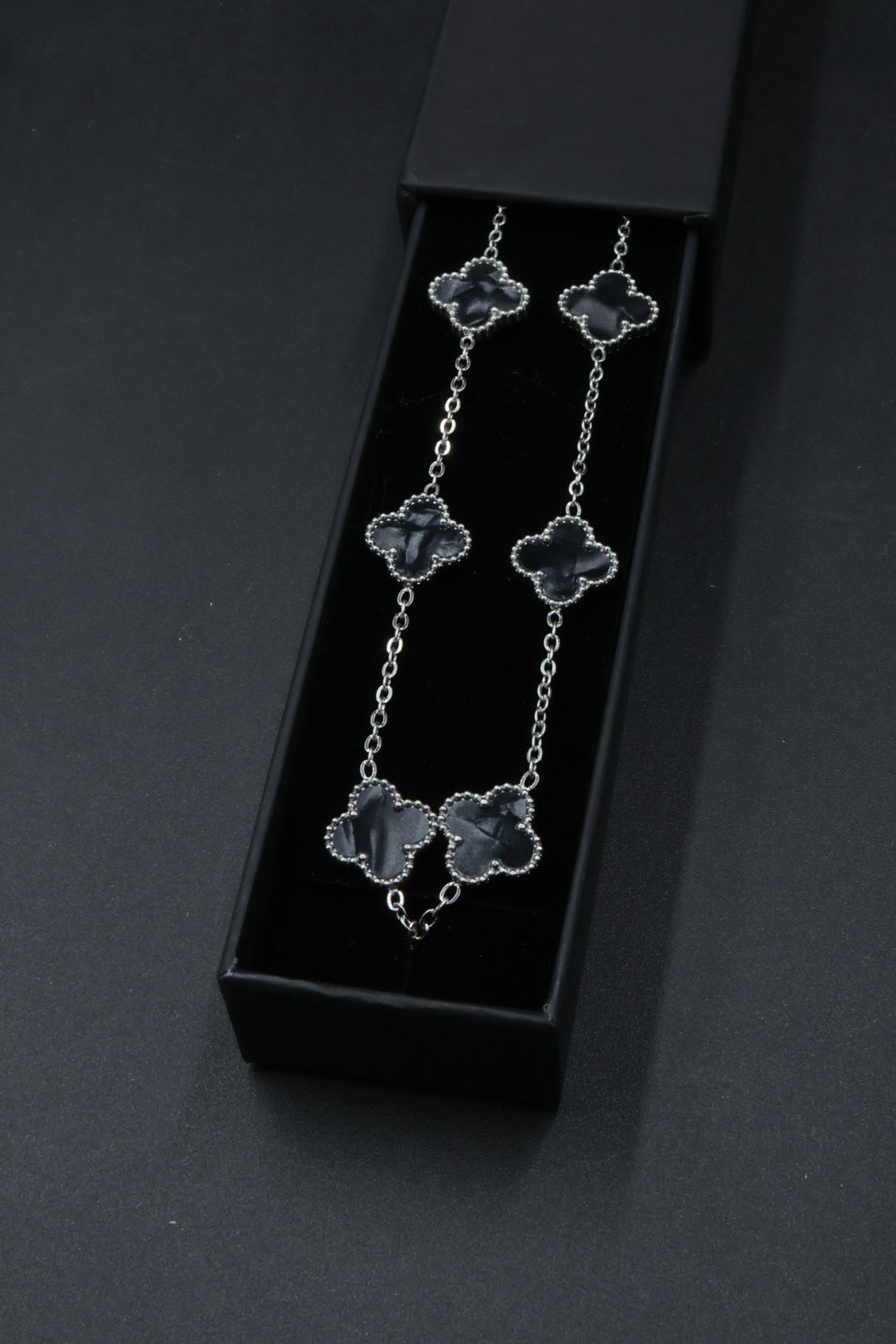 Collar Largo Trébol 13 mm Negro Marmolado. - Plateado.
