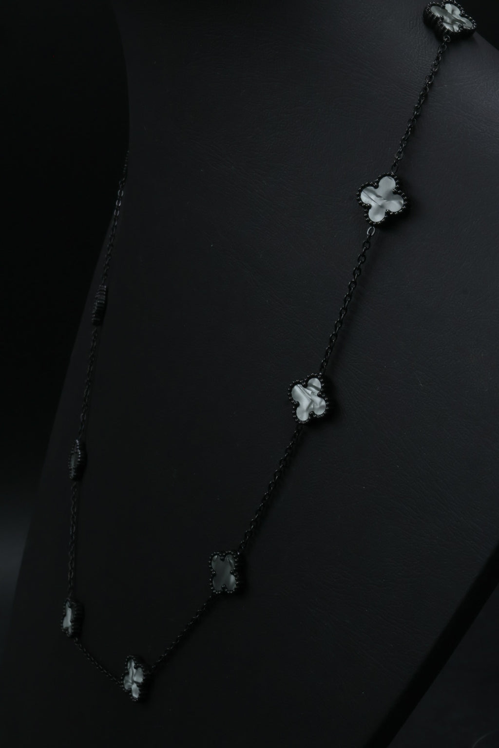 Collar Trébol 13 mm Gris Marmolado. - Negro.