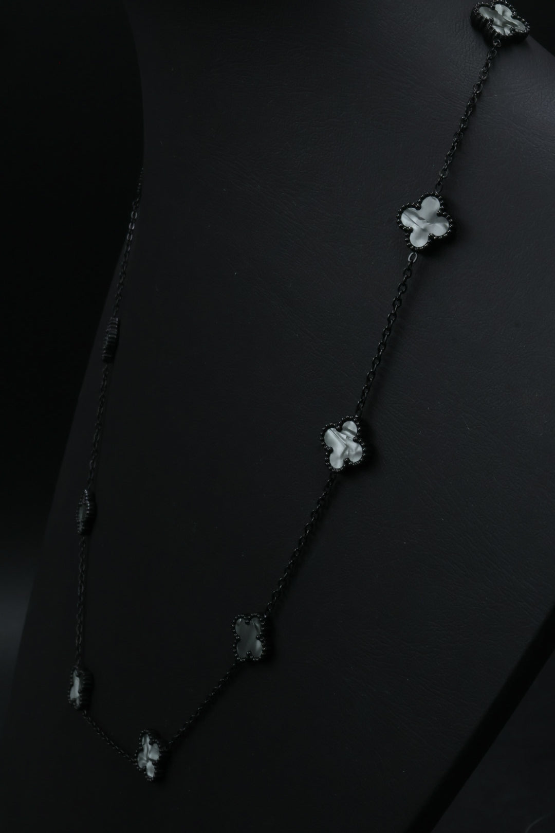 Collar Trébol 13 mm Gris Marmolado. - Negro.