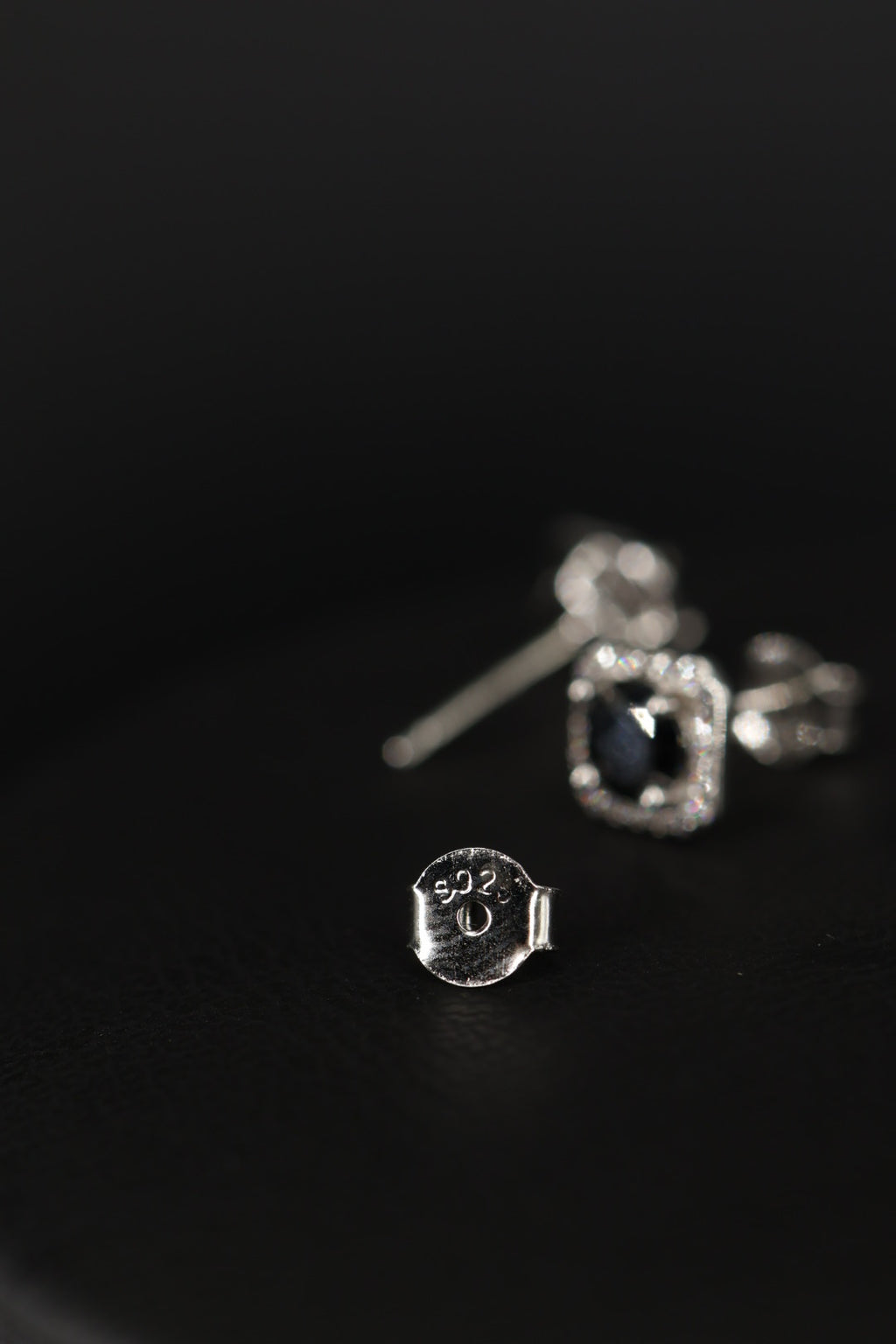 Aretes Box Plata .925 - Moissanita Black 0.5 ct.