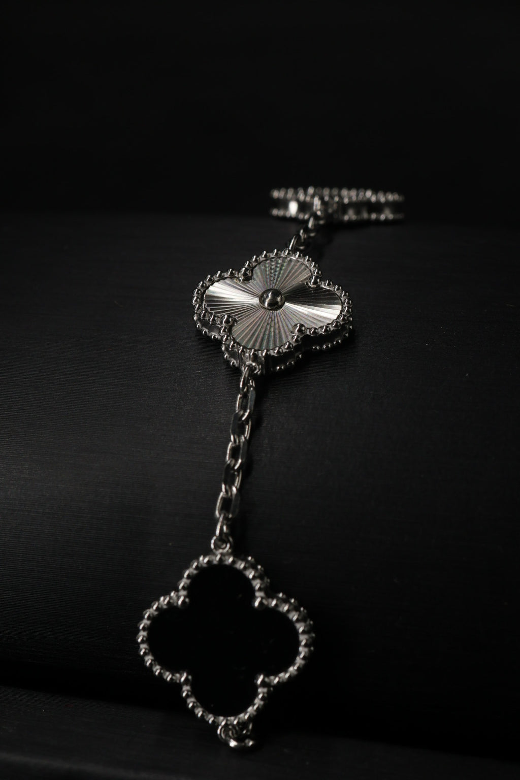 Pulsera Trébol Negro - Láser Plateado.