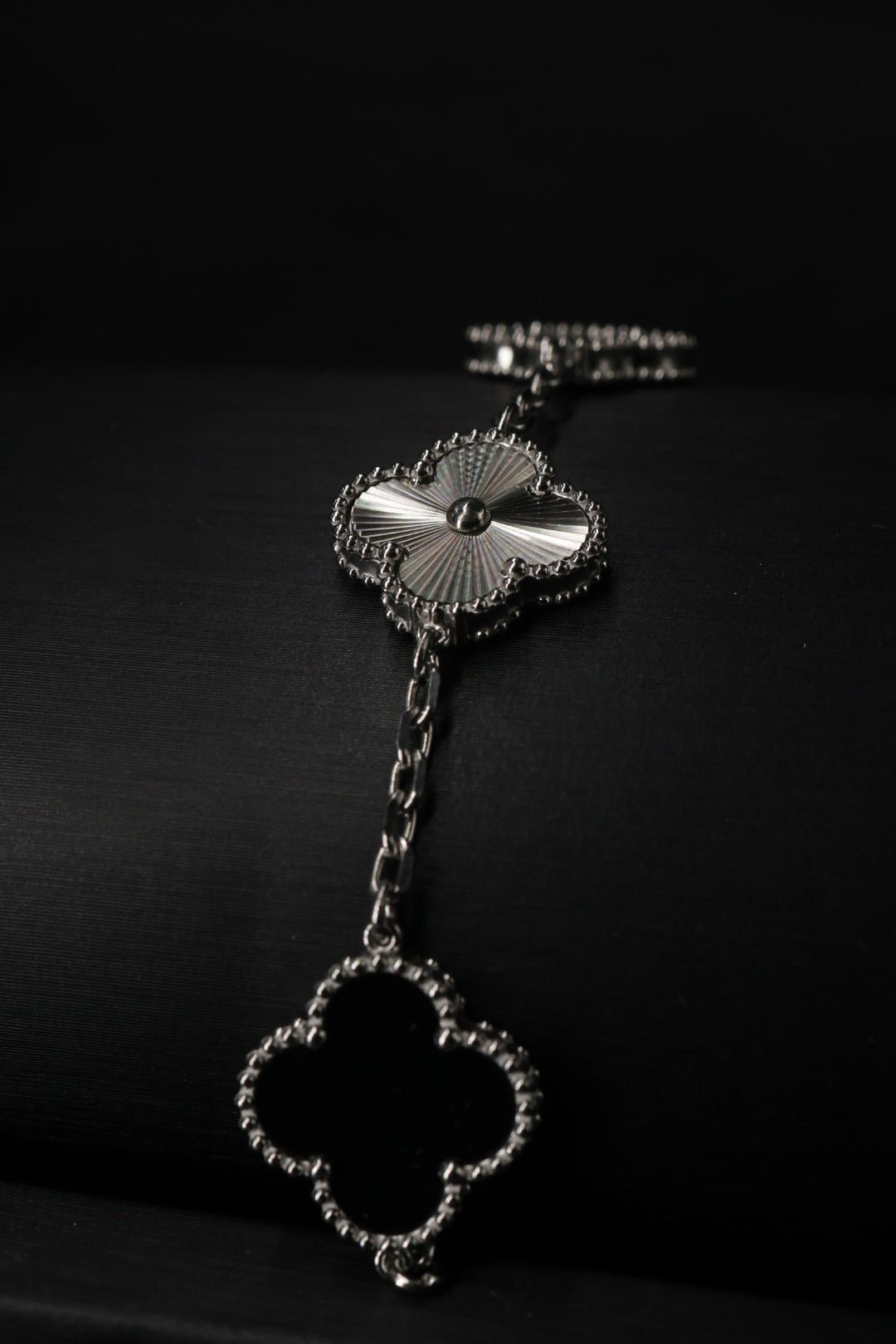 Pulsera Trébol Negro - Láser Plateado.