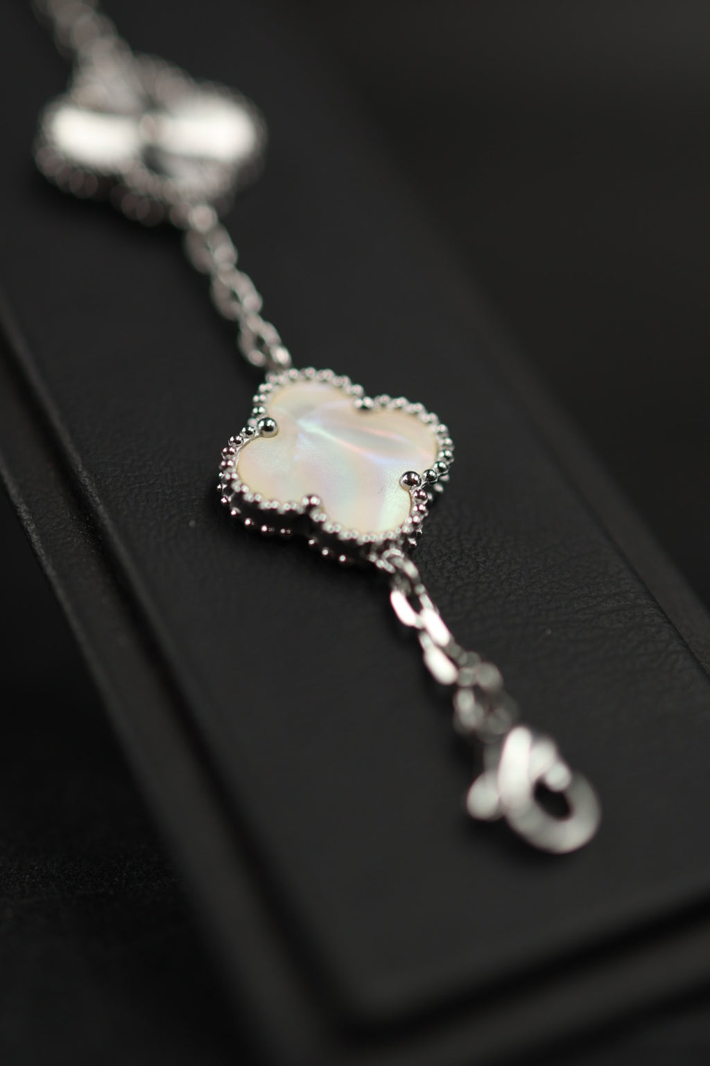 Pulsera Trébol Blanco Tornasol - Láser Plateado.