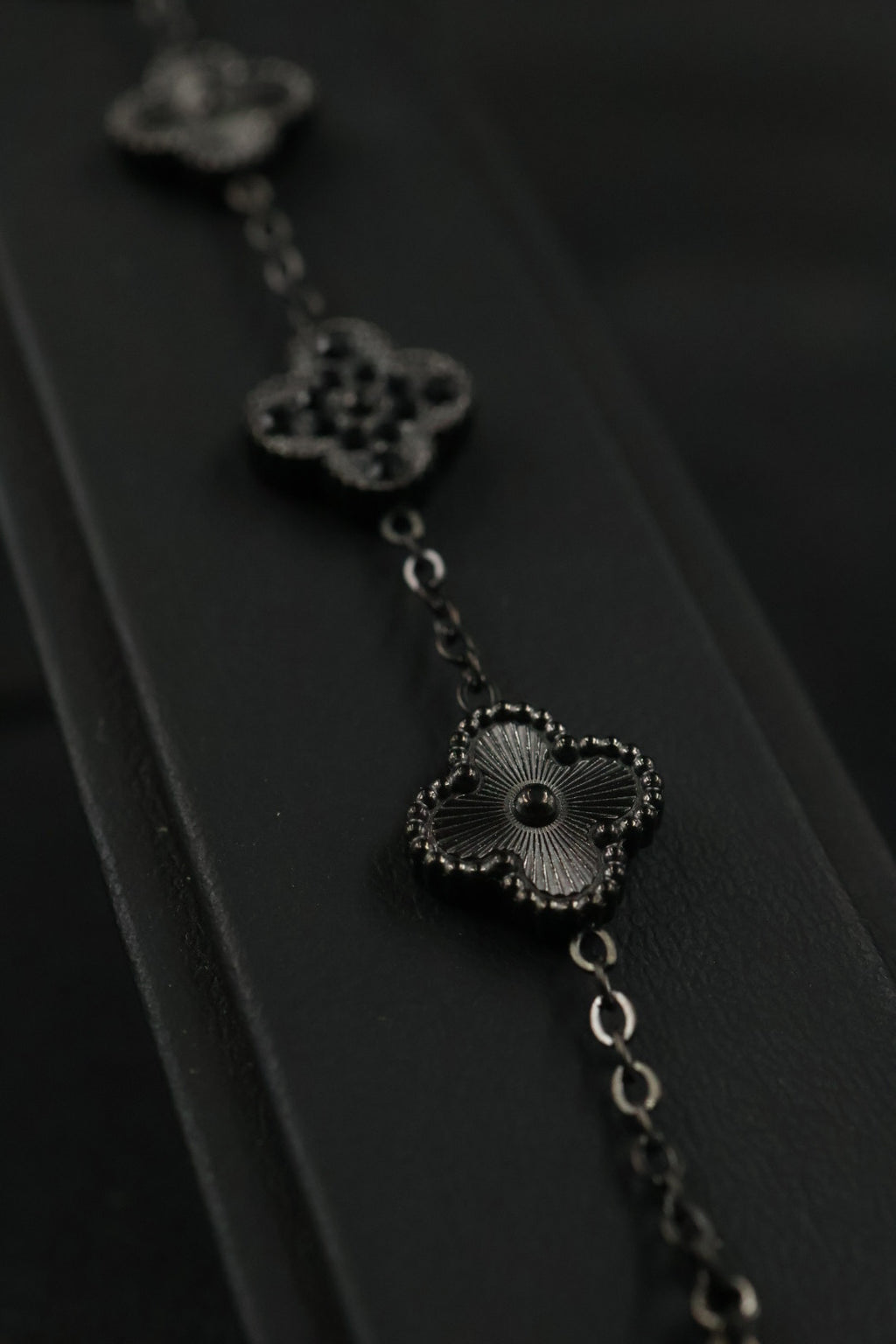Pulsera Trébol Negro Láser - Zirconias Negras.
