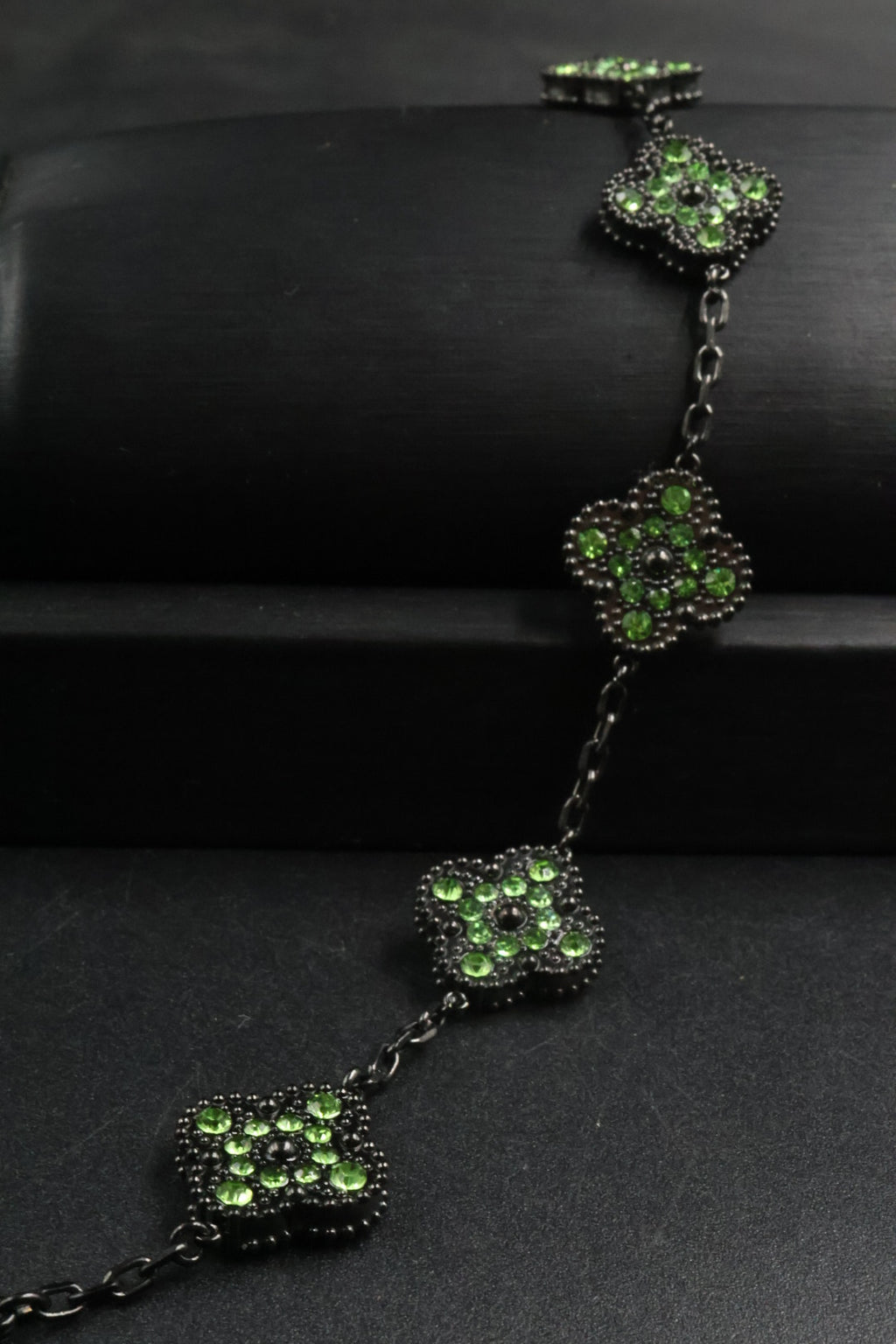 Pulsera Trébol Negro - Zirconias Verdes.